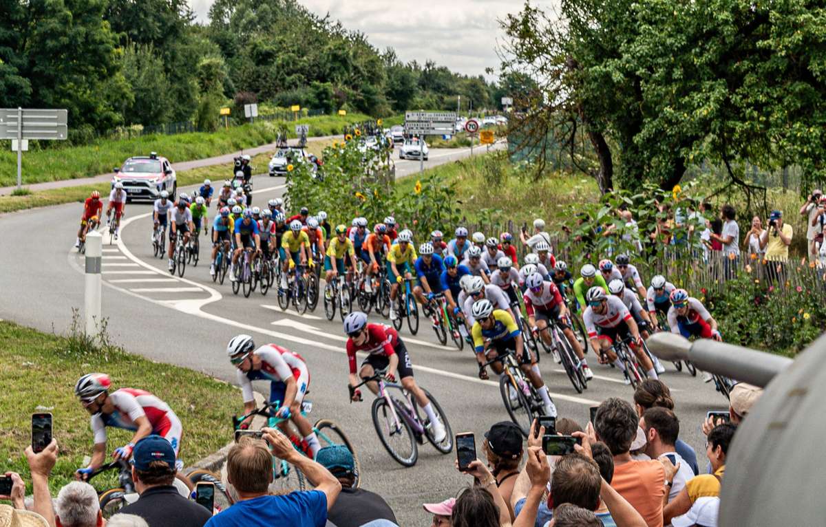 Map and timeline of the first week showing predominantly flat stages and sprint opportunities in early July